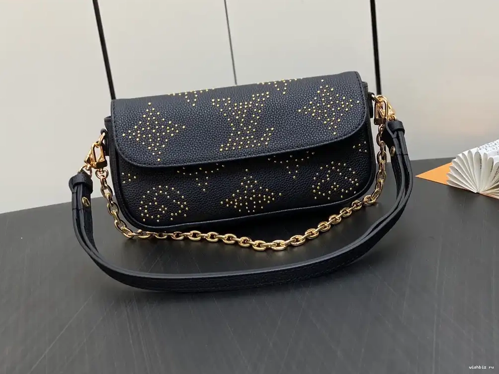 WIS Chain on Wallet Ivy LOUIS VUITTON 0424